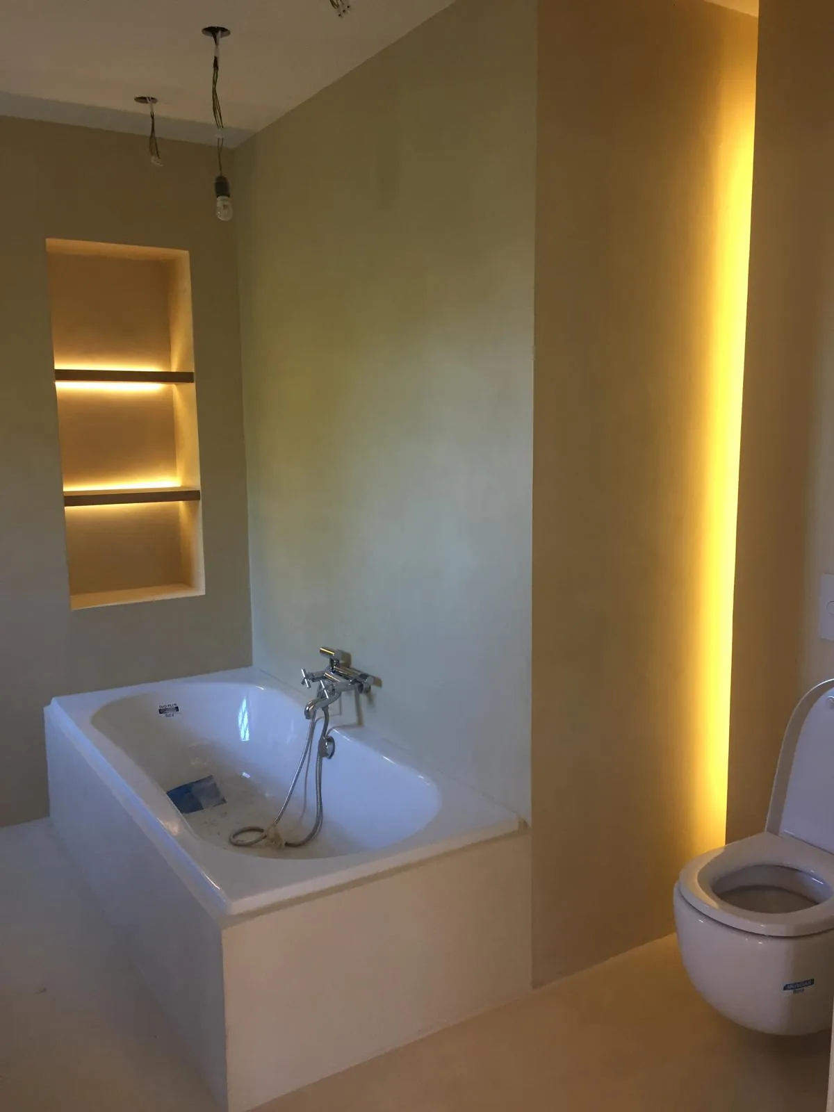 Suite de Baño de Lujo con Hornacinas Retroiluminadas LED