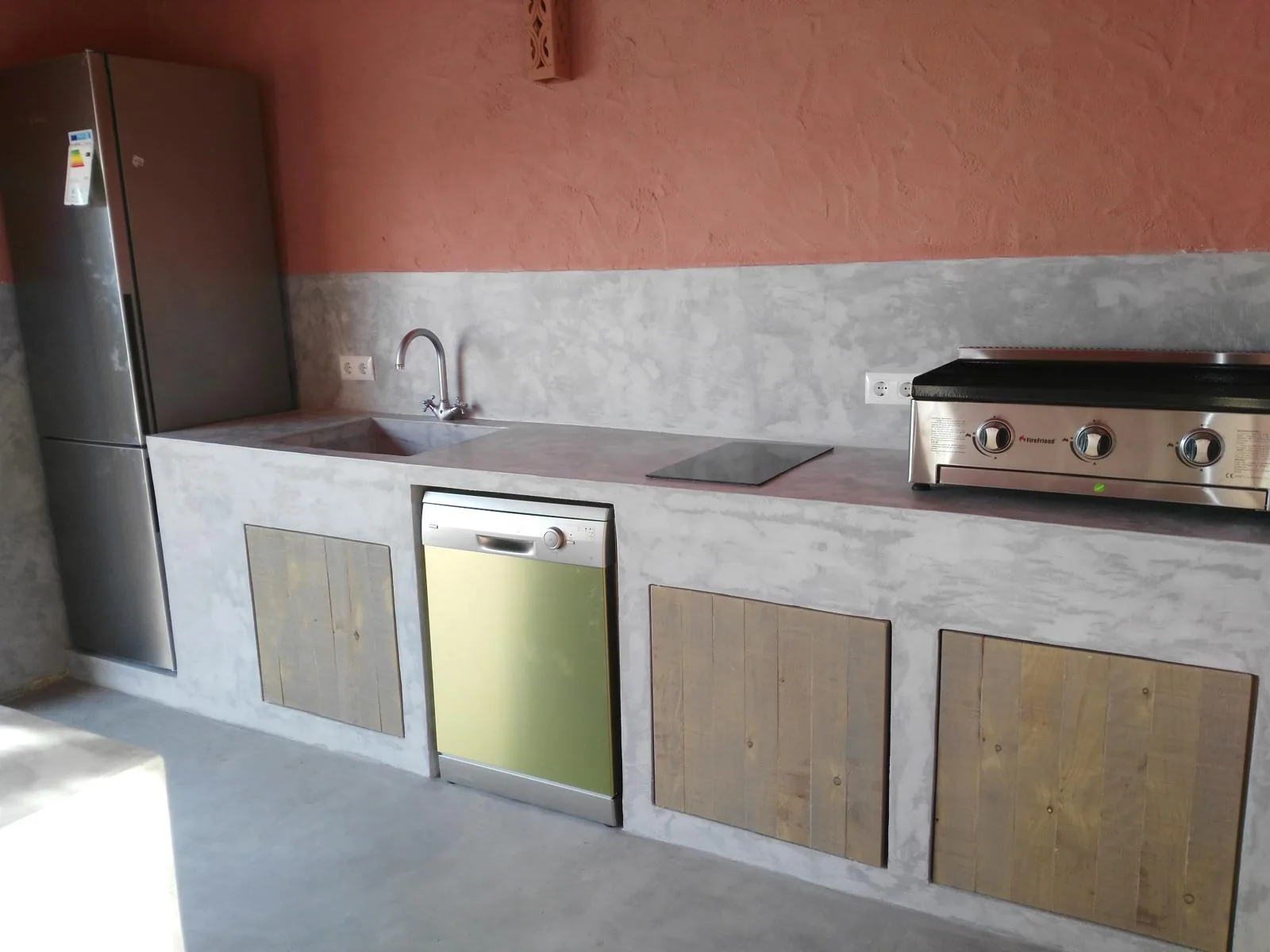 Encimera de Microcemento en Cocina Exterior y Paellero