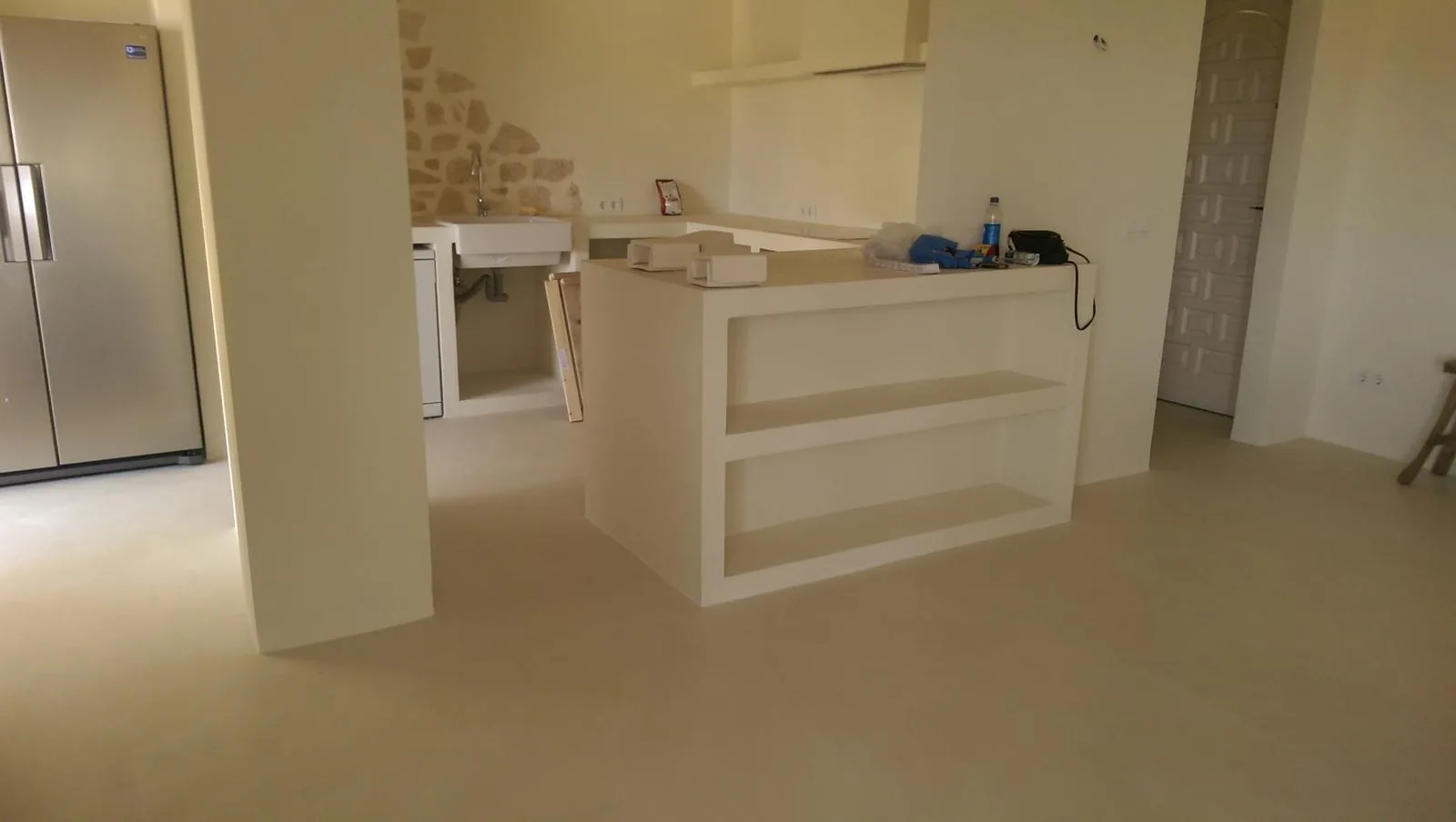 Cocina y Pavimento Continuo Estilo Mediterráneo Arena