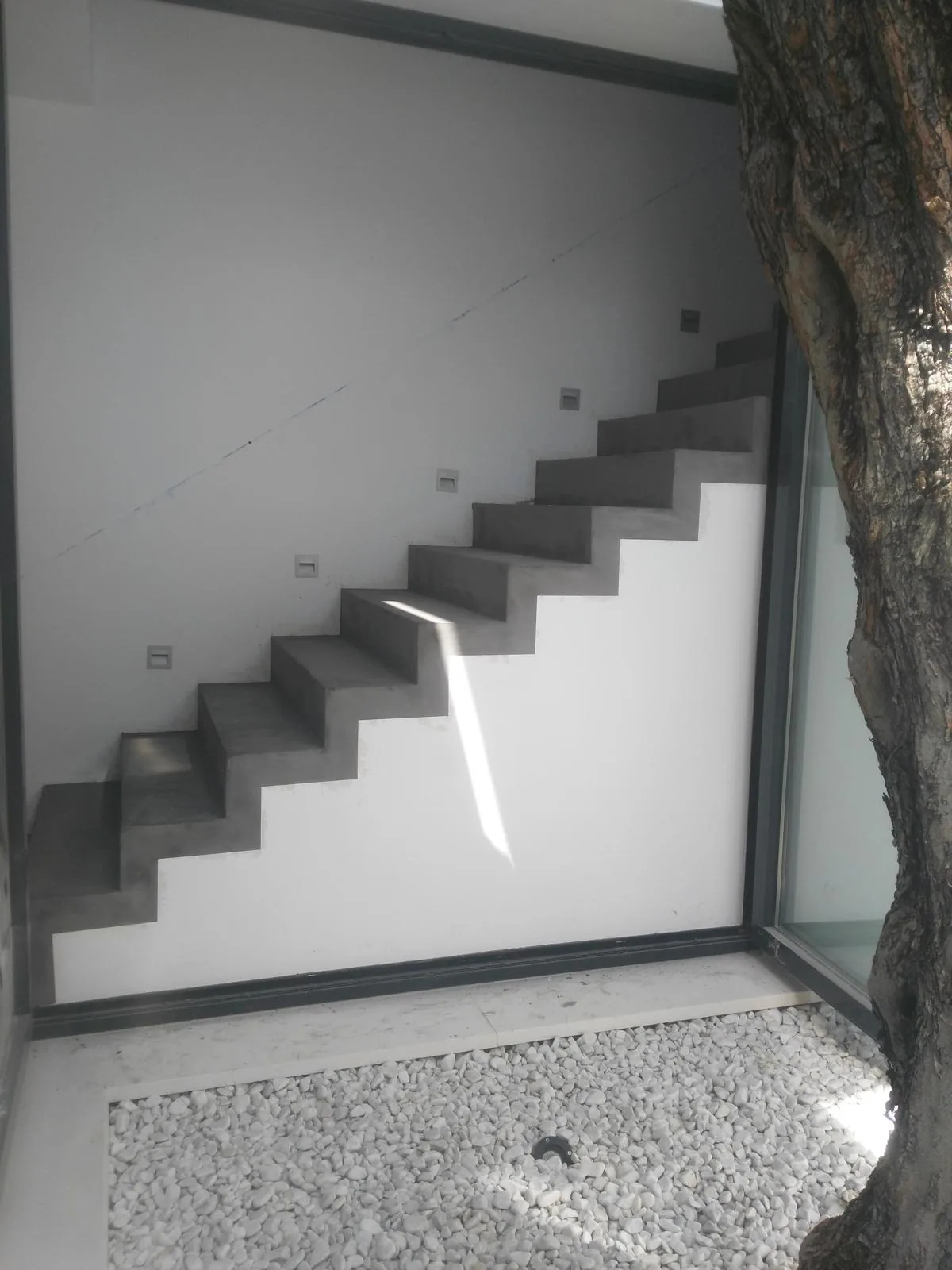 Escalera Exterior de Microcemento en Patio de Diseño