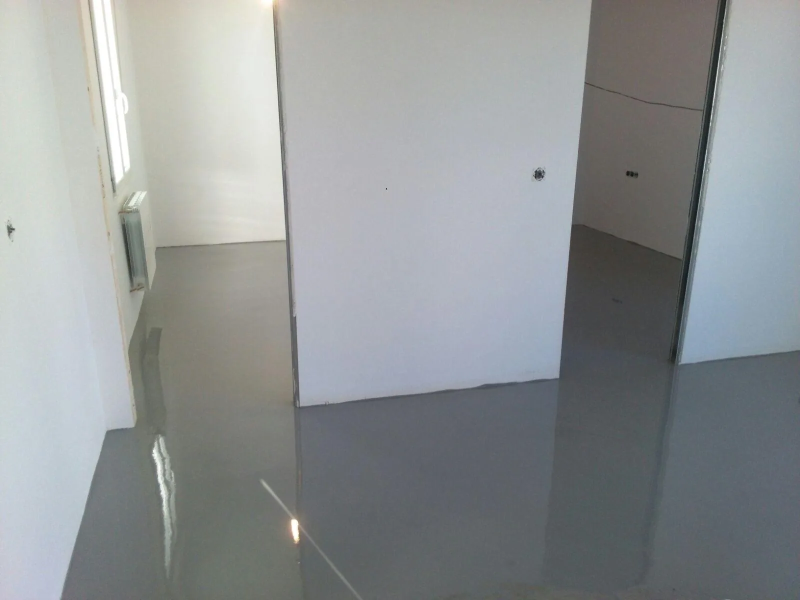 Pavimento Continuo de Microcemento Gris Alto Brillo