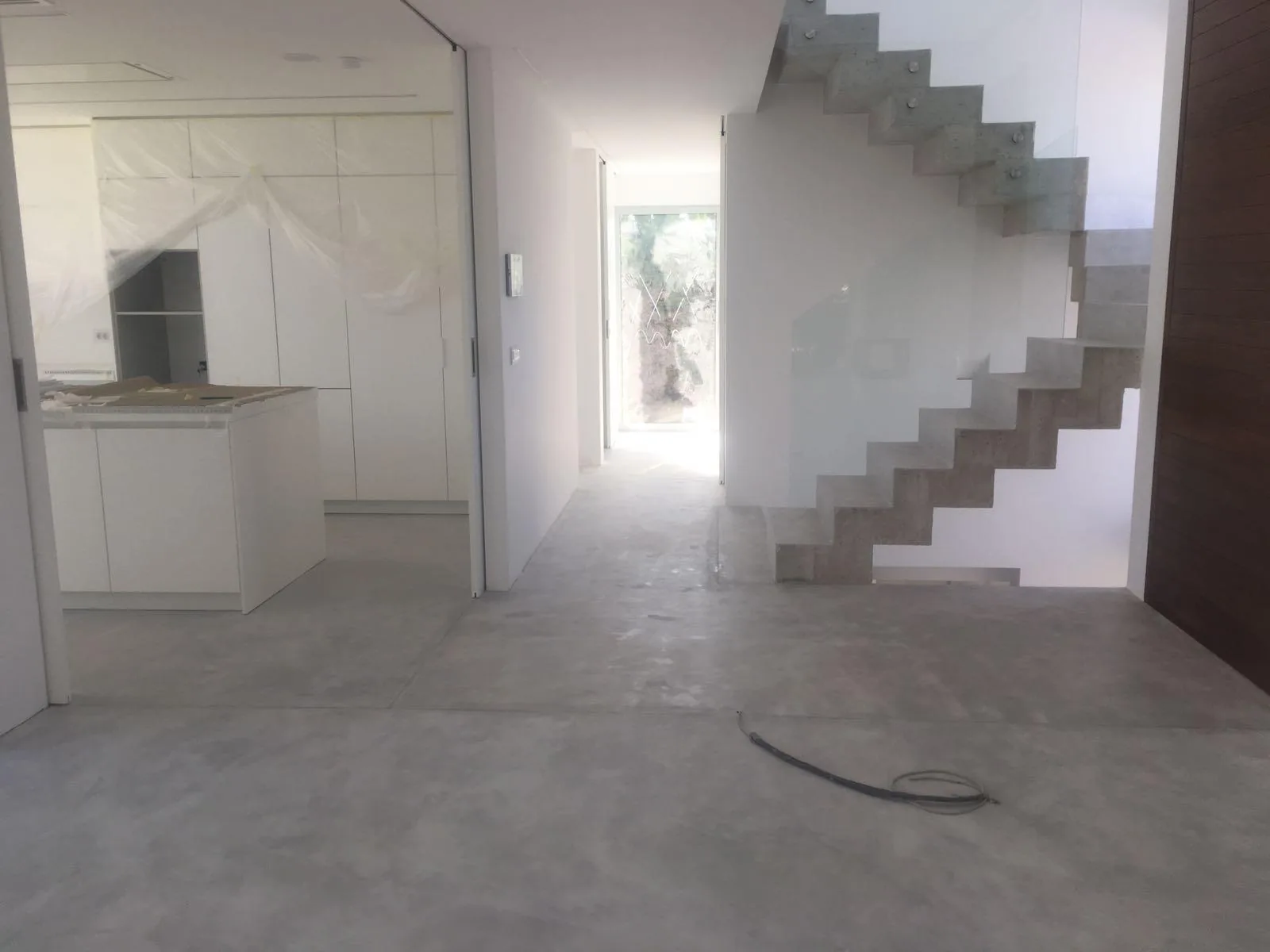 Villa Moderna en Jávea: Suelos, Cocina y Escalera Volada